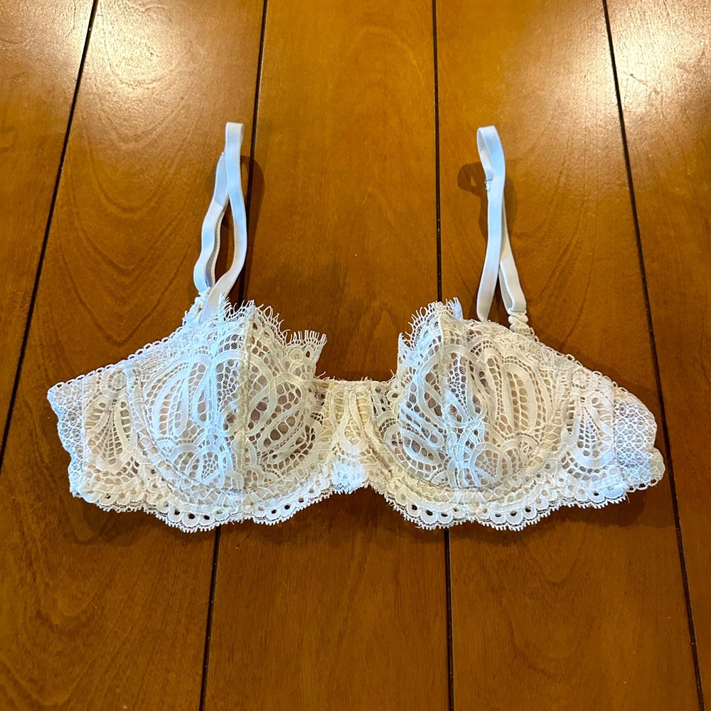 Victoria’s Secret Dramas Angels Balconette Bra